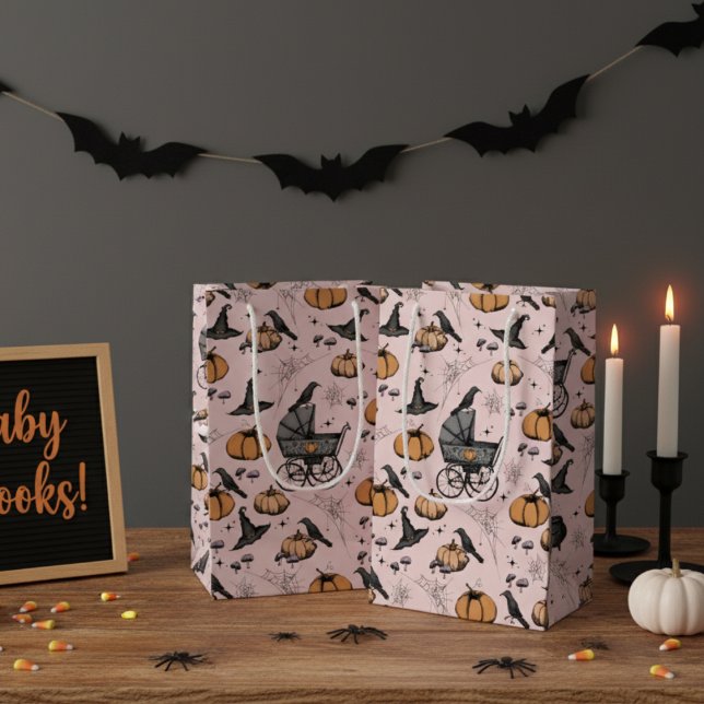 Sacola Para Presentes Pequena Gótica Carruagem de Bebê Rosa de Halloween (Cute Pink Halloween Baby Shower Gift Bags for Girl Baby Shower. Vintage Carriage, Pumpkins, Raven)