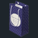 Sacola Para Presentes Pequena Linhas nas Estrelas do Hanukkah Modernas e Azuis E<br><div class="desc">Deseje aos amigos e à família um Hanukkah feliz com esta elegante bolsa de presente com um padrão moderno de linha de estrelas judaicas em azul e branco vibrantes,  personalizado com sua foto,  saudação e nome.</div>