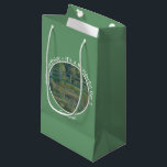 Sacola Para Presentes Pequena Lodo de Água-Lily de Monet e artigos do Partido da<br><div class="desc">Esta é uma de suas famosas pinturas de seu jardim aquático em sua casa em Giverny. Claude Monet (1840-1826) foi um dos fundadores do movimento impressionista francês. Talvez ele seja mais notado por suas pinturas de lírios e água. O termo Impressionismo deriva do título de sua pintura "Impressão, Assalto do...</div>