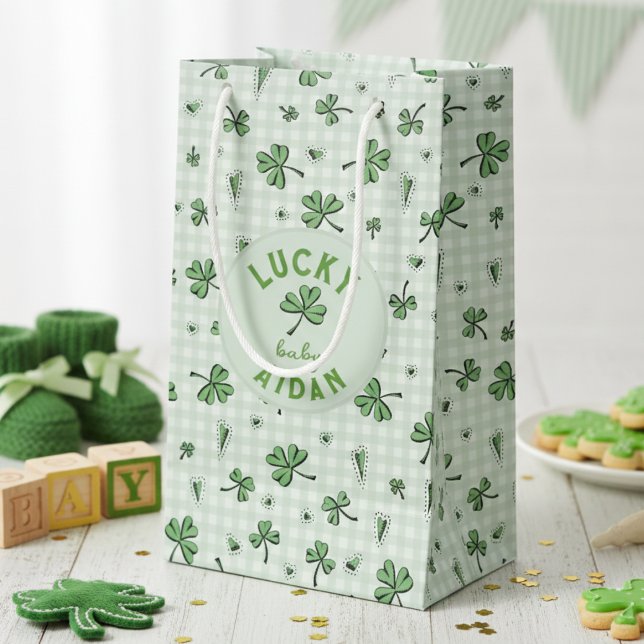 Sacola Para Presentes Pequena Lucky Baby Green Gênero Ruas Neutras (Green and White Gingham Shamrock Hearts Pattern. Gender Neutral Irish Baby Shower & St Patrick's Day)