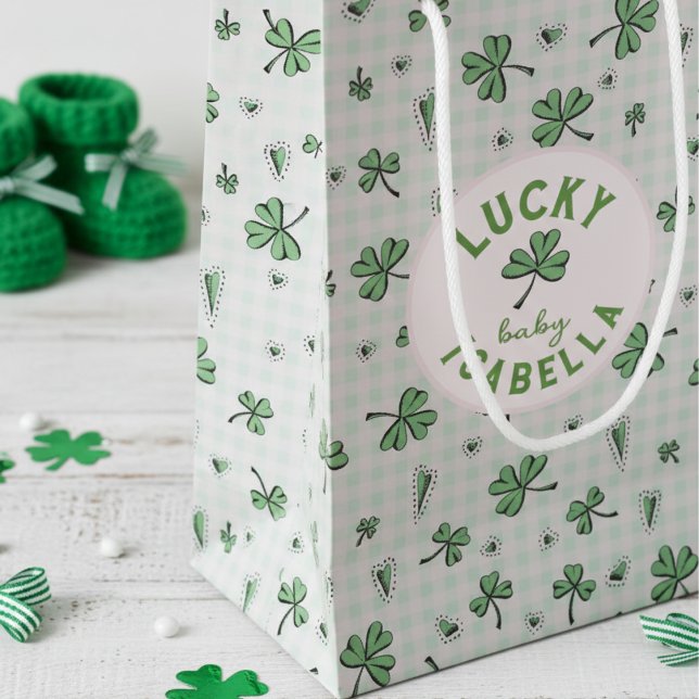 Sacola Para Presentes Pequena Lucky Baby Pink e Ruas Verdes (Cute Irish Baby Shower Lucky Baby Shamrock Gift Bags in Pink and Green. Clover Heart Gingham Pattern)