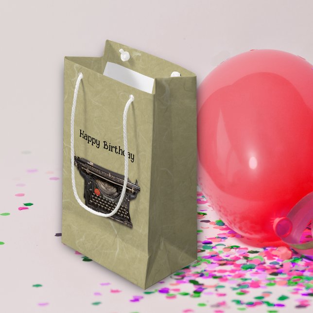 Sacola Para Presentes Pequena Máquina de Digitalização em Tan, Manual Preto (Black manual old time typewriter on marbled look tan Happy Birthday gift bag.)