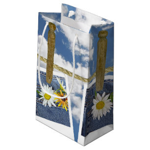 Sacola Para Presentes Pequena margaridas no bolso azul de brim no clothesline