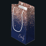 Sacola Para Presentes Pequena Marinho Azul Rosa Dourado Blush Cor-de-rosa brilha<br><div class="desc">Marinho Azul e Rosa Dourado - Nome do Monograma do Script Glitter Cor-de-Rosa Esbranquiçada - Saco do Presente. Isto faz o doce e perfeito presente de 16 anos,  casamento,  chá de panela,  aniversário,  chá de fraldas ou festa de solteira para alguém que ama luxo de glama e estilos quíticos.</div>