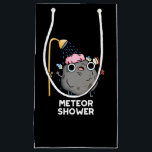 Sacola Para Presentes Pequena Meteor Chá Funny Science Pun Dark BG<br><div class="desc">Meteor Chá Funny Science Pun apresenta uma rocha de meteoros tendo um chá. Um presente engraçado para a família e amigos que adoram trocadilhos bonitos de ciência.</div>