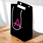 Sacola Para Presentes Pequena Nome do Monograma Girly Black Script Hot-Pink<br><div class="desc">Nome do Monograma Simples,  Preto e Rosa Quente,  Gift Bag. Isto faz o doce e perfeito presente de 16 anos,  casamento,  chá de panela,  aniversário,  chá de fraldas ou festa de solteira para alguém que ama luxo de glama e estilos quíticos.</div>