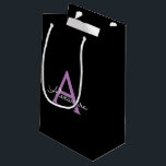 Sacola Para Presentes Pequena Nome do Monograma Girly de Script Preto Roxo<br><div class="desc">Nome do Monograma Simples Preto e Roxo do Script Gift Bag. Isto faz o doce e perfeito presente de 16 anos,  casamento,  chá de panela,  aniversário,  chá de fraldas ou festa de solteira para alguém que ama luxo de glama e estilos quíticos.</div>