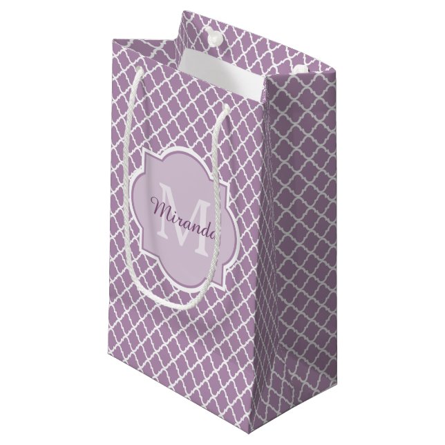 Sacola Para Presentes Pequena Nome Monogrammed roxo de Quatrefoil da lavanda (Frente inclinada)