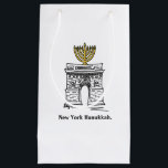 Sacola Para Presentes Pequena Nova York Hanukkah Menorah NYC Washington Square<br><div class="desc">Saco de presentes mostra um marcador original de um marco clássico da NYC, Washington Square Arch, "vestido" para os feriados! Esta ilustração Chanukah também está disponível em outros produtos. Não vê o que está procurando? Precisa de ajuda para a personalização? Entre em contato com Rebecca para ter algo projetado só...</div>