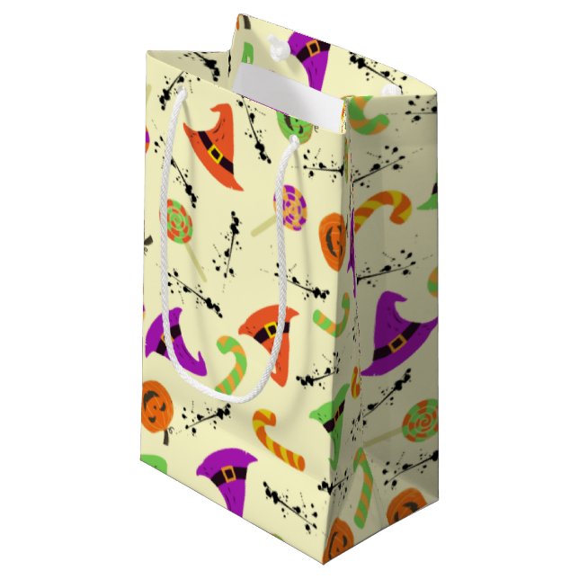 Sacola Para Presentes Pequena O Chapéu das Bruxas do Halloween, doces e abóboras (Frente inclinada)