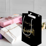 Sacola Para Presentes Pequena Obrigado A música anota o nome do ouro negro<br><div class="desc">Fundo preto com notas falsas de ouro. Com o texto: Obrigado! Script de estilo com letra ouro. Modelo para um nome ou nomes. Perfeito como saco de favores para uma festa de aniversário,  casamento,  aniversário de casamento,  chá de fraldas ou chá de panela!</div>