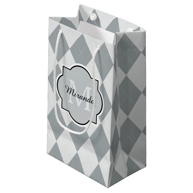 Sacola Para Presentes Pequena Preppy Soft Cinza Argyle Girly Monograma e Nome (Frente inclinada)