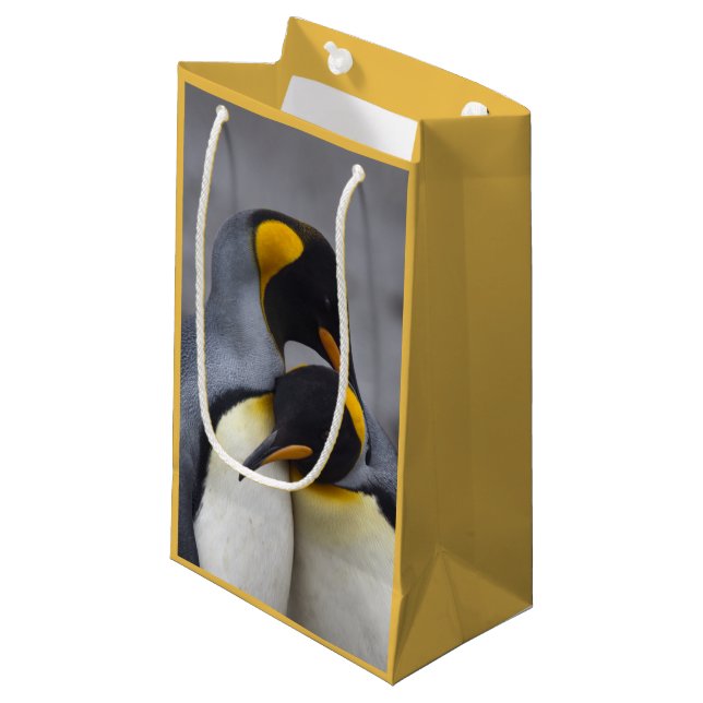 Sacola Para Presentes Pequena Saco de Presente de Pinguins Reis Apaixonados (Frente inclinada)