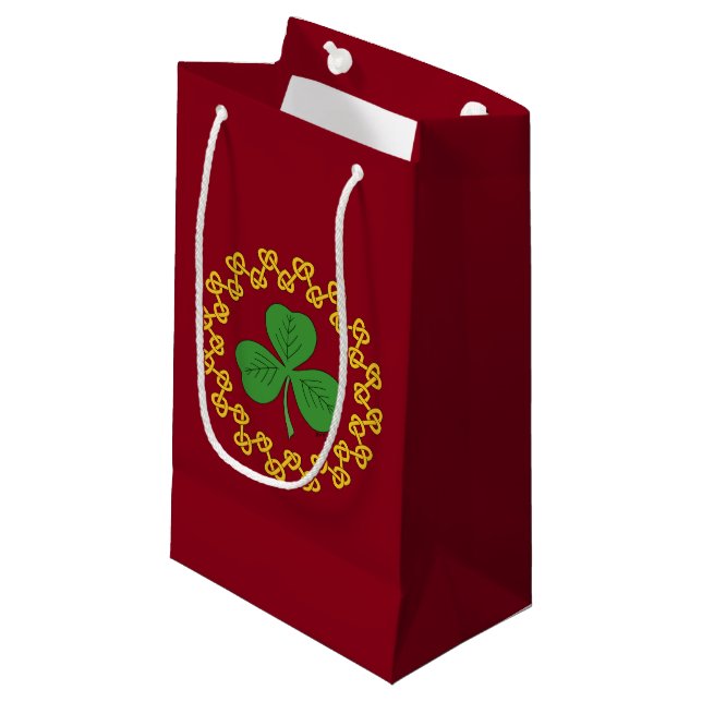 Sacola Para Presentes Pequena Shamrock and Knotwork on Red (Frente inclinada)