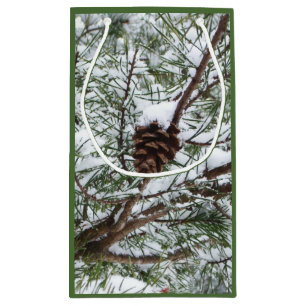 Sacola Para Presentes Pequena Snowy Pine Cone II Fotografia de inverno