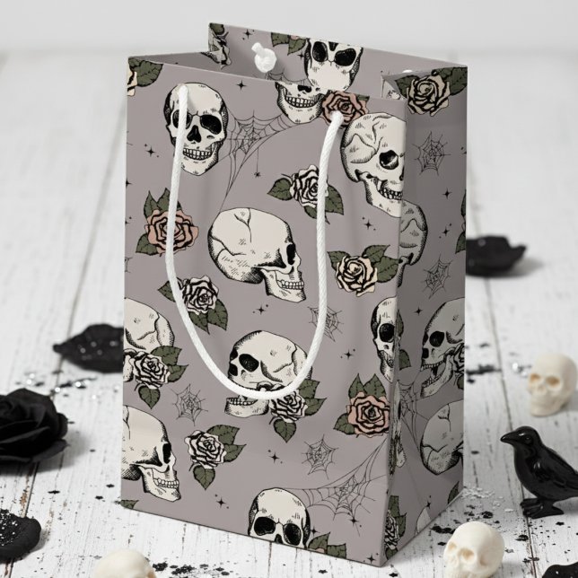 Sacola Para Presentes Pequena Taupe Cinza Elegante Escuro Caveira de Halloween (Cool Dark Taupe Gray Floral Skulls. Elegant Gothic Halloween & Dia de los Muertos Gift Bags for Her)