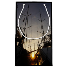 Sacola Para Presentes Pequena Tegenlicht bij 2 zeilboten in de haven.