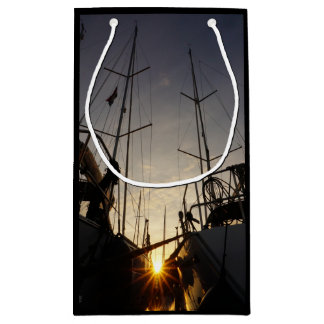 Sacola Para Presentes Pequena Tegenlicht bij 2 zeilboten in de haven.