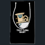 Sacola Para Presentes Pequena Teste Tuba Baby Funny Science Tuba Pun Dark BG<br><div class="desc">Teste Tuba Baby Funny Science Tuba Pun apresenta um tuba fofo na fralda de bebês com um pacificador na boca. Presente perfeito para família e amigos que adoram trocadilhos de música científica fofa.</div>