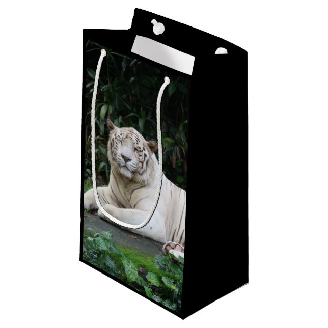 Sacola Para Presentes Pequena Tigre Bengala Preto e Branco relaxado e sorrindo (Frente inclinada)