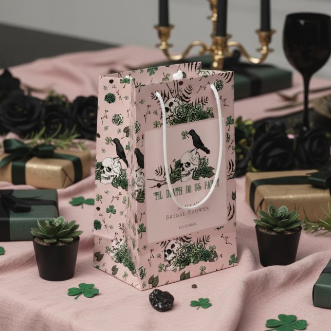 Sacola Para Presentes Pequena Til Death Do U Party Irish Skulls Chá de panela (Irish Bridal Shower Gift Bag for St Patrick's Day Wedding. Chic Skull, Green Roses, Shamrock Pattern)