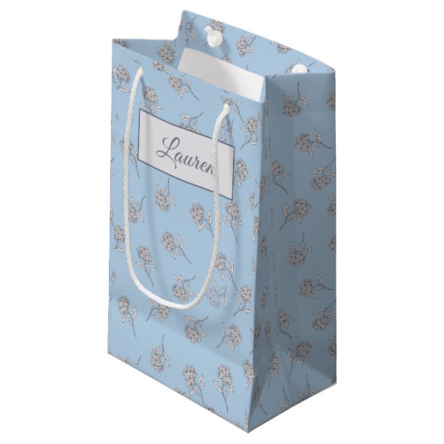 Sacola Para Presentes Pequena Timeless Botanical Bloom Soft Blue Monogram (Frente inclinada)