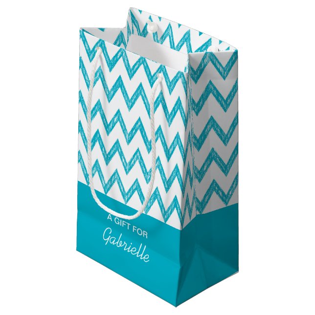 Sacola Para Presentes Pequena Trendy Pencil Turquoise Chevron Zigzags Com Nome (Frente inclinada)