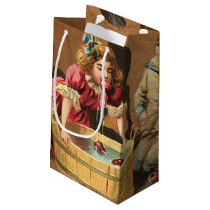 Sacola Para Presentes Pequena Vintage Funny Children Bobbing for Apple na festa