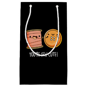 Sacola Para Presentes Pequena Você é o Sew Cute Sewing Pun Dark BG