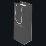 Sacola Para Vinho Cinza de Script Dourada Girly Chic Moderna Persona<br><div class="desc">Sacos-presentes personalizados para a Cinza Dourada de Script Feminina de Menina Pequena Saco Dif para o seu evento! Um toque perfeito para o seu casamento,  recepção,  chá,  festa ou evento.</div>
