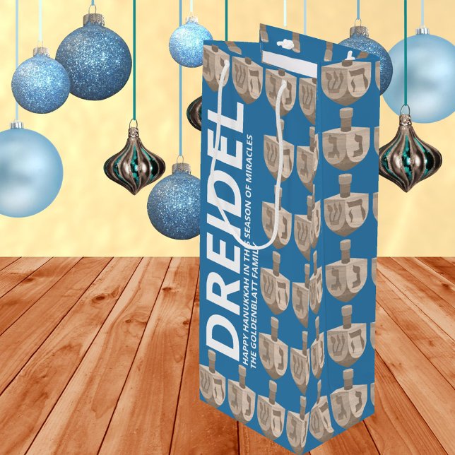 Sacola Para Vinho Dreidel Rustic Oak Divertimento Azul E Chanucá Bra (Bold typography text and faux oak wood dreidels on rich blue makes these Hanukkah gift bags stylish)