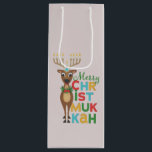 Sacola Para Vinho Feliz Christmukkah Reindeer<br><div class="desc">Rena de Natal com uma menorah Hanukkah para chifres com uma saudação Christmukkah Feliz.</div>