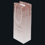 Sacola Para Vinho Glitter Drip 60th Birthday Rosa Dourado<br><div class="desc">Este saco de presente de vinho de 60 anos,  chic,  apresenta uma borda brilhante de rosa dourado,  falsa,  e rosa de fundo ombre. Personalize-o com o seu nome em escrita manual,  juntamente com o seu aniversário e data abaixo.</div>