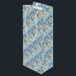 SACOLA PARA VINHO GROOVY SNOWMAN, SINAL DE PAZ CHRISTMAS VINHO GIFT<br><div class="desc">ESSES FORAM OS DIAS DE ENERGIA FLUVIAL,  TIE DYED ESTAVA DENTRO E O SINAL DE PAZ. ADICIONE UM POUCO DE AMOR AO SEU PRESENTE. SACO DE PRESENTE DE VINHO DE NEVE. Procure Por Quebra Correspondente,  Papel Tecido,  Fita,  Etiquetas De Presente E Muito Mais. Susan Brack Design</div>