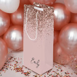 Sacola Para Vinho Monograma Brilhante cor-de-rosa-pincel Dourada cin<br><div class="desc">Girly Rosa Dourado - Escamudo Cor-de-Rosa Brilhante - Nome do Monograma do Script Gift Bag. Isto faz o doce e perfeito presente de 16 anos,  casamento,  chá de panela,  aniversário,  chá de fraldas ou festa de solteira para alguém que ama luxo de glama e estilos quíticos.</div>
