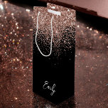 Sacola Para Vinho Monograma Brilhante preto-Rosa Dourado, cor-de-ros<br><div class="desc">Girly Black and Rosa Dourado - Blush Pink Sparkle Script Monogramo Name Gift Bag (Nome de presente). Isto faz o doce e perfeito presente de 16 anos,  casamento,  chá de panela,  aniversário,  chá de fraldas ou festa de solteira para alguém que ama luxo de glama e estilos quíticos.</div>