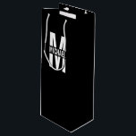 Sacola Para Vinho Monograma Personalizado e Marca de Oferta de Vinho<br><div class="desc">Monograma personalizado e Dons de nome com um monograma personalizado em estilo de letra sans moderno branco e negrito com uma caixa de nome no meio do monograma em fundo preto. Perfeito como presentes de dia de os pais para pai, presentes para avô, marido, noivo, melhor homem, padrinhos de casamento...</div>