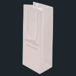 Sacola Para Vinho Nome Personalizado Saudação do Script Dourado Chic<br><div class="desc">Sacos-presentes personalizados para o seu evento,  Dourado Script Feminina em Chinês,  Lente Rosa,  Gift Bag,  Pink! Um toque perfeito para o seu casamento,  recepção,  chá,  festa ou evento.</div>
