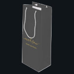 Sacola Para Vinho Nome Personalizado Texto Saudação Cinza de Script<br><div class="desc">Sacos-presentes personalizados para a Cinza de Script Dourado Feminina de Girly Chic Gift Bag Personalizados para o seu evento! Um toque perfeito para o seu casamento,  recepção,  chá,  festa ou evento.</div>