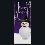 Sacola Para Vinho Púrpura Snowman Winter Christmas Wine Bag<br><div class="desc">Dão aos amigos e à família uma garrafa de vinho fina nesta temporada de férias com um boneco de Natal Púrpura Snowman. Gift Bag design apresenta um feliz boneco de neve em uma cena de neve contra um fundo roxo adornado com flocos de neve de cor correspondente. Itens adicionais de...</div>