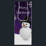 Sacola Para Vinho Púrpura Snowman Winter Christmas Wine Bag<br><div class="desc">Dão aos amigos e à família uma garrafa de vinho fina nesta temporada de férias com um boneco de Natal Púrpura Snowman. Gift Bag design apresenta um feliz boneco de neve em uma cena de neve contra um fundo roxo adornado com flocos de neve de cor correspondente. Itens adicionais de...</div>