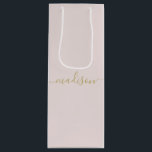 Sacola Para Vinho Scripts Dourados e Modernos Personalizados, Cor-de<br><div class="desc">Sacos-presentes personalizados para o seu evento,  Dourado Script Feminina em Chinês,  Lente Rosa,  Gift Bag,  Pink! Um toque perfeito para o seu casamento,  recepção,  chá,  festa ou evento.</div>