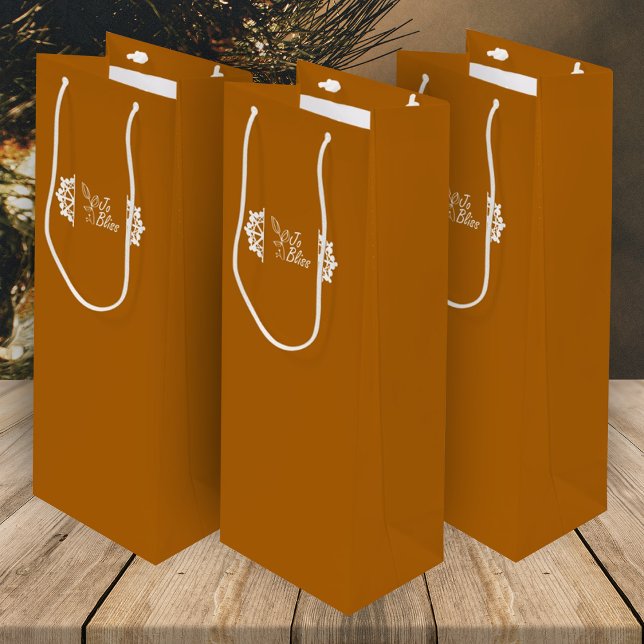 Sacola Para Vinho Tempero de Laranja, Flocos de Neve Brancos, Promo  (orange gift bags with white company logo and white snowflakes, promotional gift packaging)