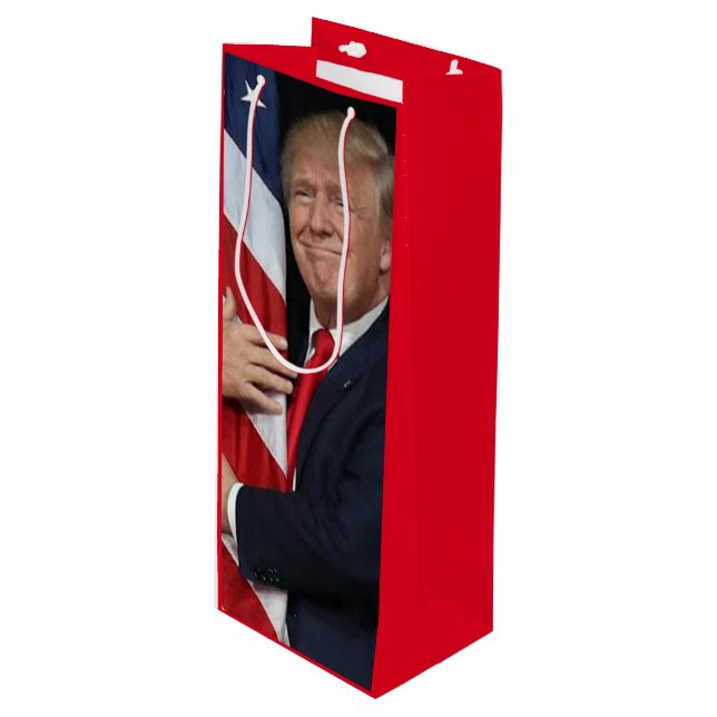 Sacola Para Vinho Trump 2020 Trump abraçando a bandeira americana (Frente inclinada)