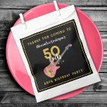 Sacolinha 50 Rock Dourado Black 50th Birthday Obrigado<br><div class="desc">Cor-de-rosa e ouro Rock and roll 50th festa de aniversário obrigado você favorece bolsas com guitarra colorida com guarda de picadas rosa, notas musicais e legal tipografia de ouro a preto. 50 Rochas para a esposa, namorada, irmã, parceira ou amiga do foguete com este modelo fácil de usar para criar...</div>