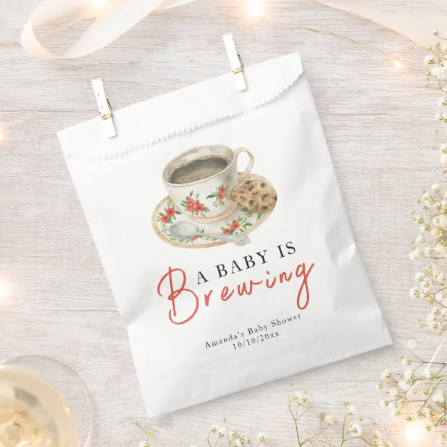 Sacolinha A Baby Is Brewing Coffee Cup Baby Shower (Cortado)