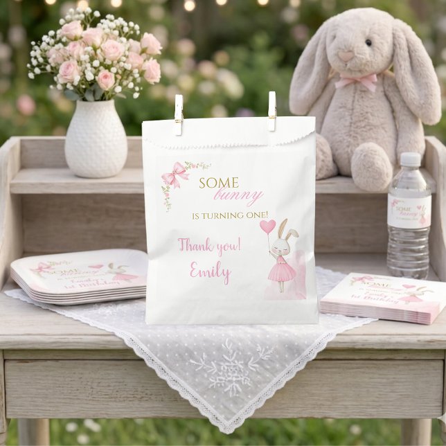 Sacolinha Algum Coelhinho Está Fazendo Um Aniversário de 1 A (Bunny 1st Birthday Favor Bags. Some Bunny is Turning One floral treat bags for party gifts.)