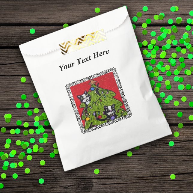 Sacolinha Árvore de Natal de Gatos de Arte Folha (Naughty cats climbing in Christmas tree on red with black border on white favor or treat bags.)
