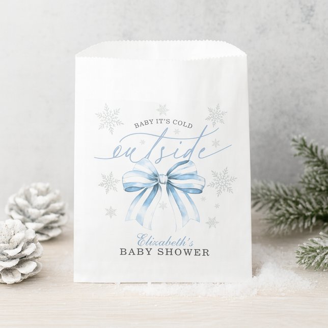 Sacolinha Baby It's Fold Outside Blue Arco Chá de fraldas de (Baby It’s Cold Outside Blue Bow Winter Baby Shower Favor Bag)