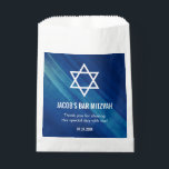 Sacolinha Bar Azul Moderno Mitzvah Personalizado<br><div class="desc">O papel Mitzvah,  Bar azul-marinho moderno,  é a favor das bolsas. Personalize facilmente favoritos para festas personalizados.</div>
